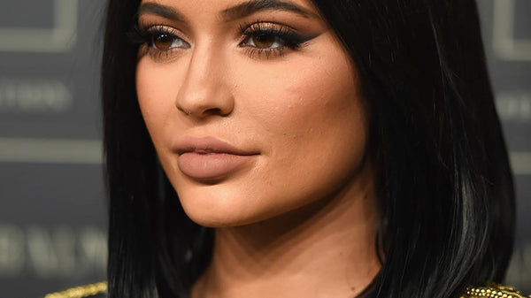 KYLIE JENNER WEARING COULOR CONTACT LENSES