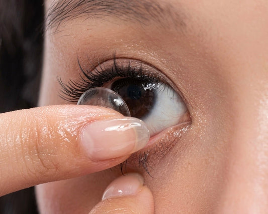 How to Apply Contact Lenses