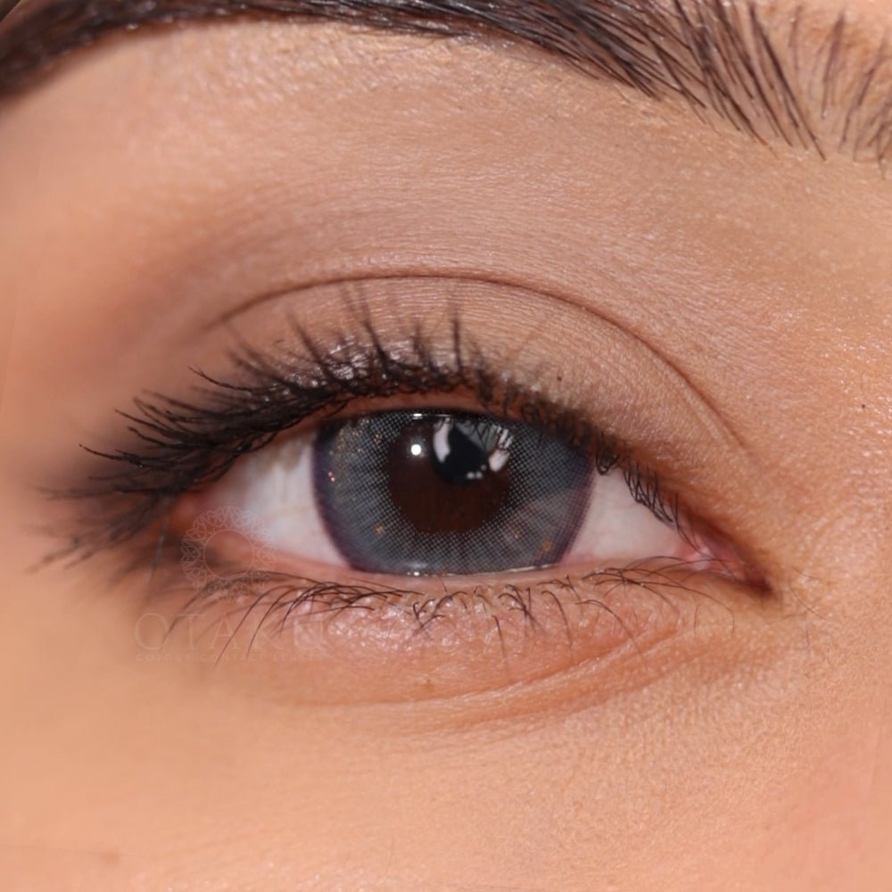 Limbal ring blue contact lenses for a bold, defined eye look.