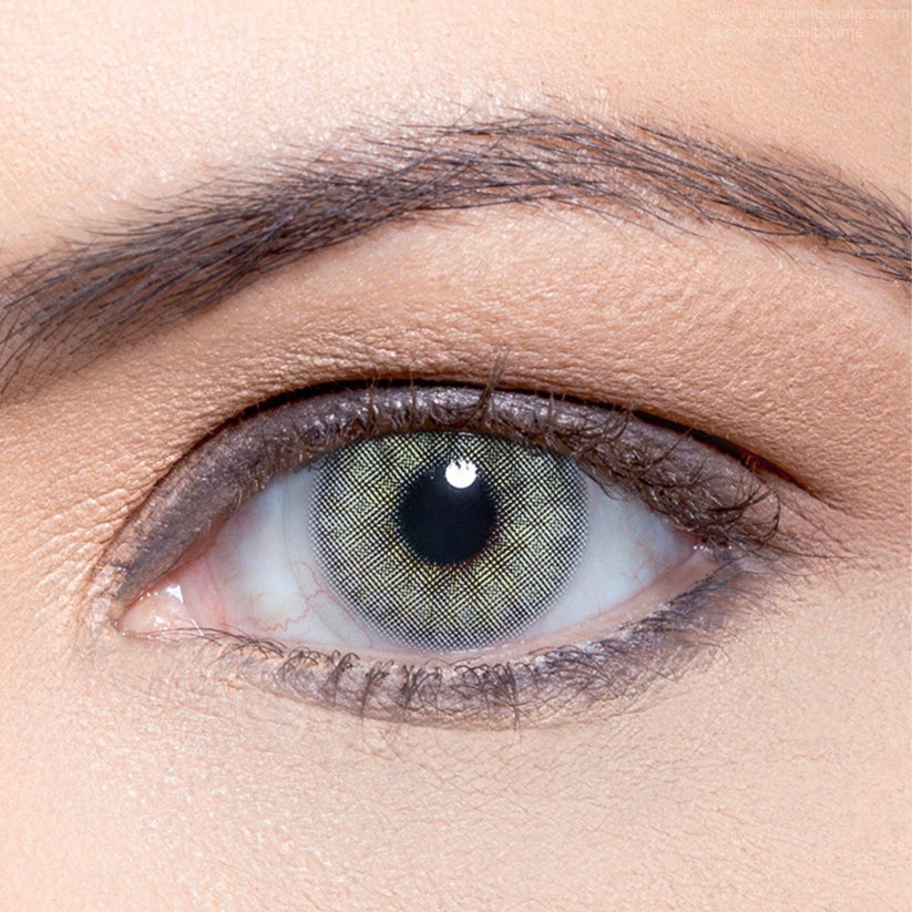 Solotica Hidrocor Quartzo colored contact lenses with a bright blue-green finish