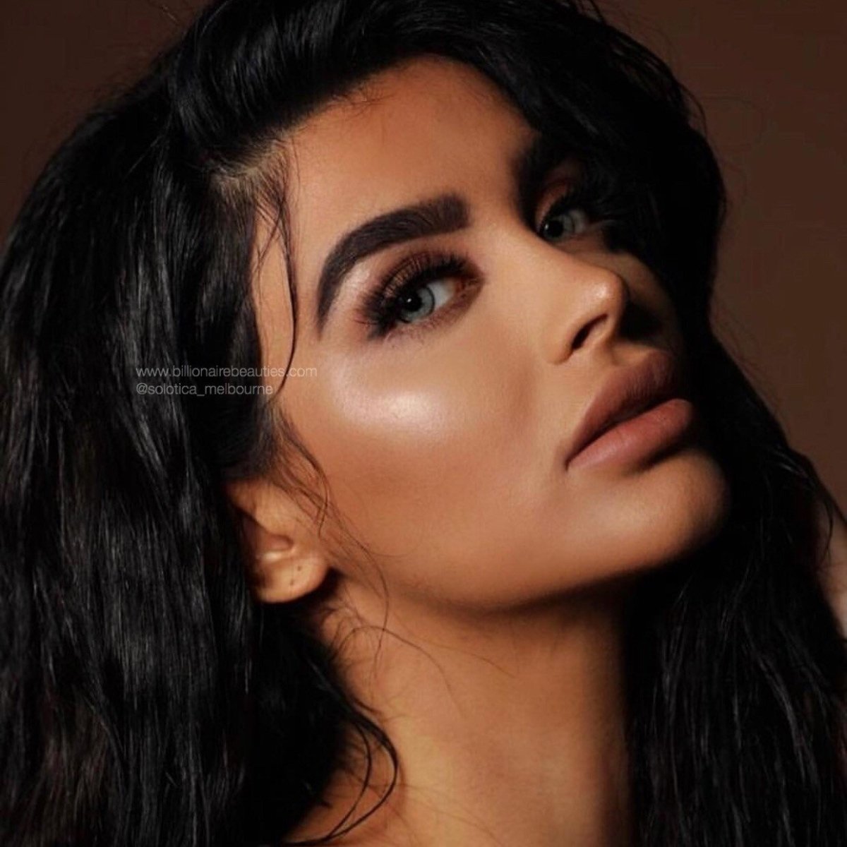 A single lens of Solotica Natural Colors Quartzo with a light yellow undertone and limbal ring, blending for a bolder look.